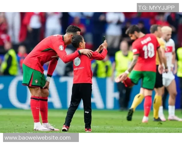 C罗倒钩惊艳全场球迷称其打破物理法则与时间静止的传奇瞬间 C罗倒钩惊艳全场球迷称其打破物理法则与时间静止的传奇瞬间