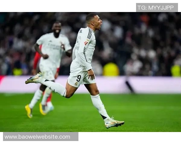 姆巴佩在与赫罗纳平局后情绪低落与第四官员发生争执 姆巴佩在与赫罗纳平局后情绪低落与第四官员发生争执