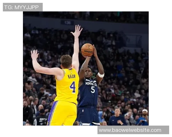 爱德华兹首节表现出色9投4中三分球命中率待提高